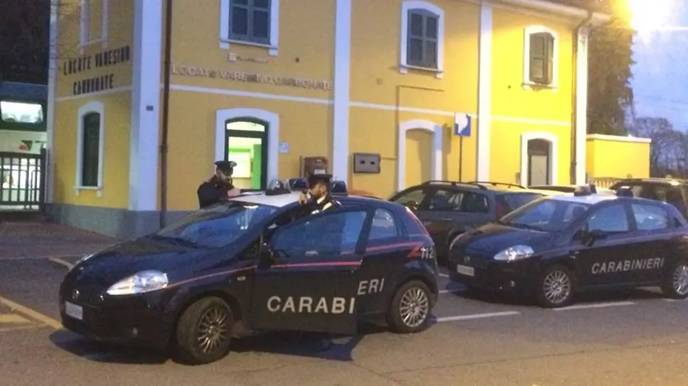 Intervento dei carabinieri alla stazione di Locate Varesino