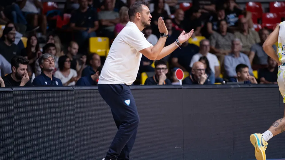 Nicola Brienza sembra voler applaudire la sua squadra