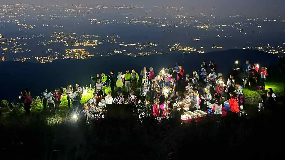 I partecipanti alla camminata sulla vetta del monte Bolettone: un panorama suggestivo  (Bartesaghi)