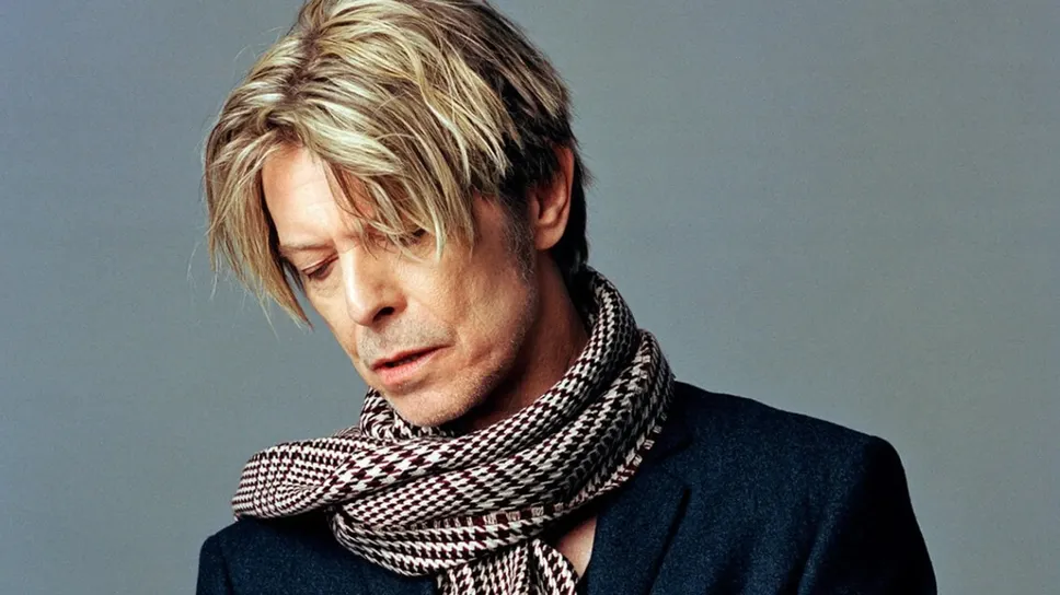 David Bowie (1947–2016), è stato cantautore, polistrumentista e attore
