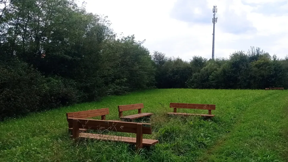 Le panchine oggetto delle proteste dei residenti di via Virgilio