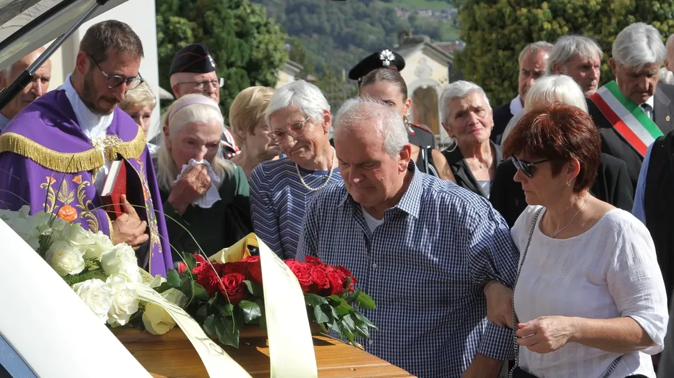 Il dolore dei familiari davanti al feretro di Laura Abbate, sindaco di Cerano Intelvi morto a 57 anni  (Foto Selva)