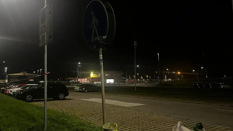 Il parcheggio della stazione con il cartello di divieto di sosta