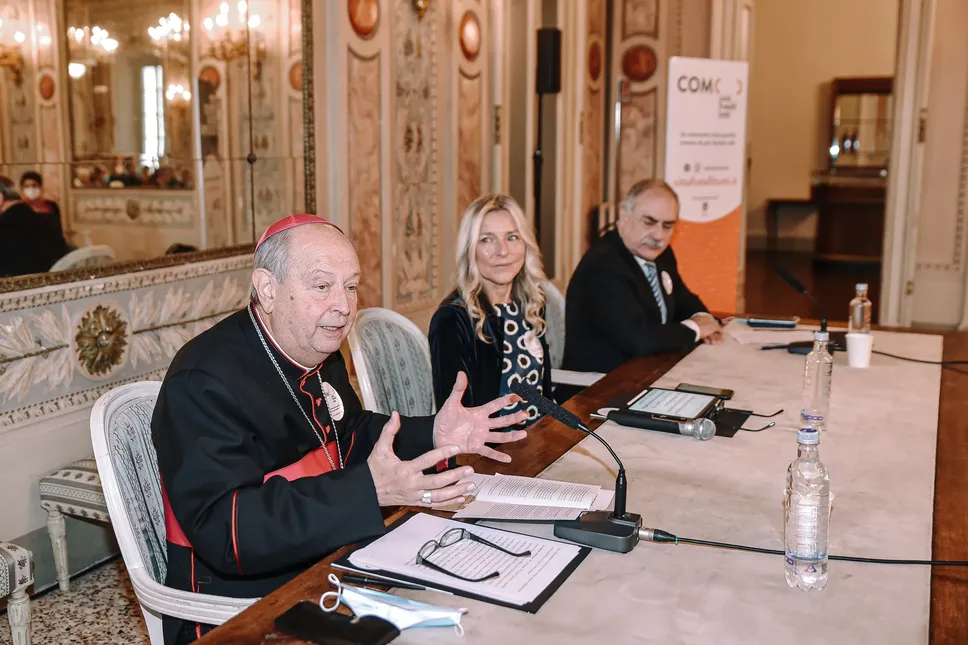 Chiara Giaccardi sociologa e presidente di Eskenosen con il vescovo di Como Oscar Cantoni nel 2021 per la presentazione del progetto “Como Fratelli Tutti”