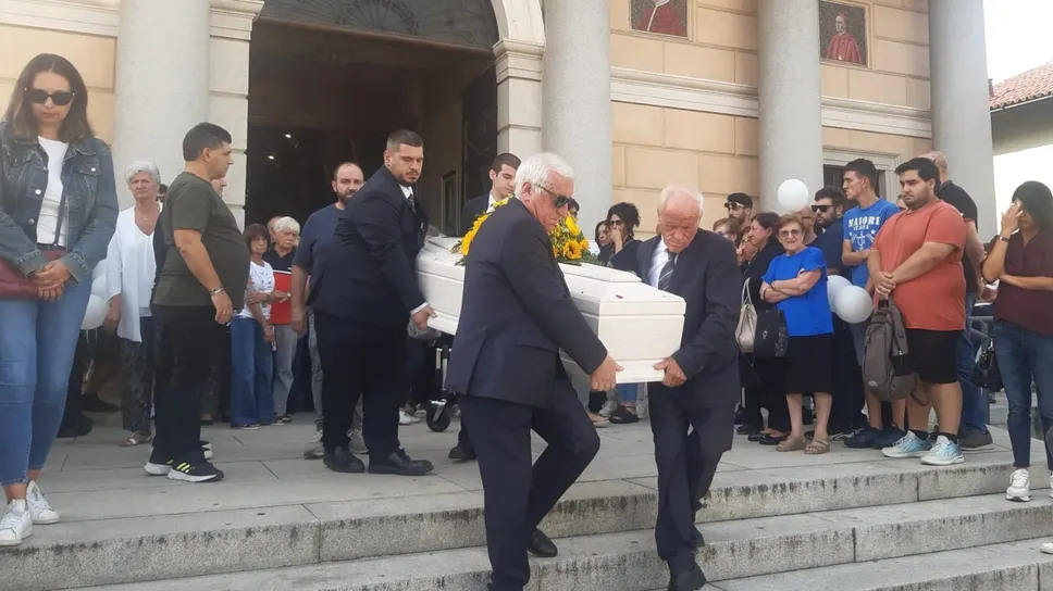 La bara bianca con le spoglie mortali di Luigi Carderopoli