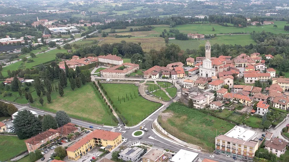 In primo piano la chiesa parrocchiale e il municipio di Lurago d’Erba e, sullo sfondo, il Comune di Lambrugo