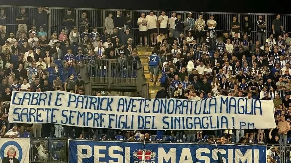 Lo striscione esposto al Sinigaglia