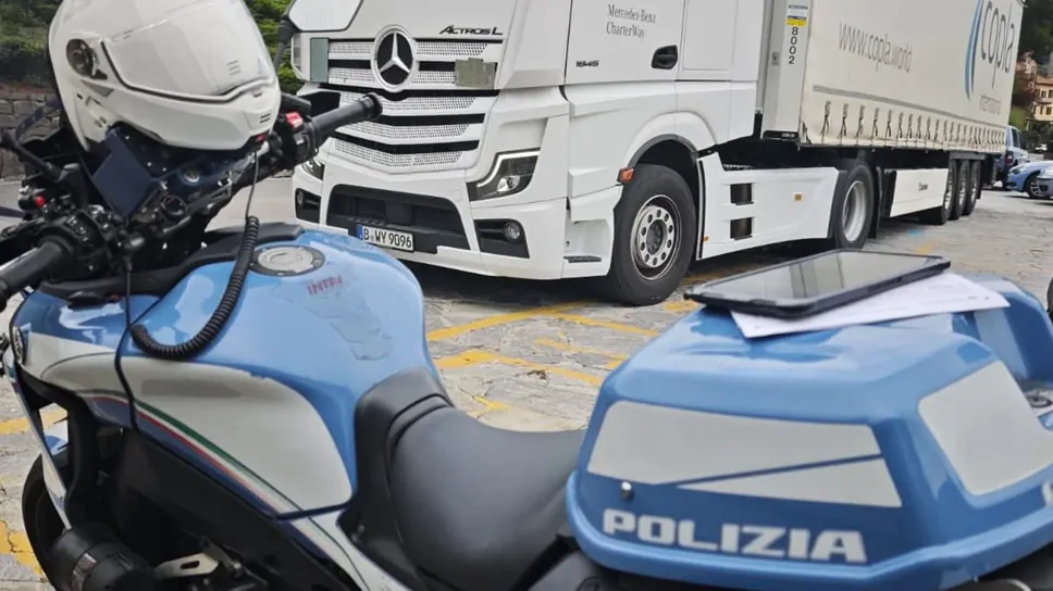Un mezzo pesante bloccato dalla Polstrada della Tremezzina