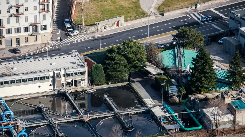 Una veduta aerea della vasche del depuratore di Como Acqua in viale Innocenzo