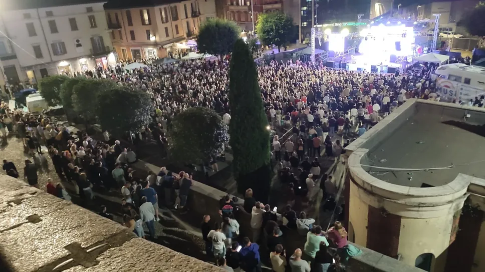 La folla in centro in occasione del BeaLive