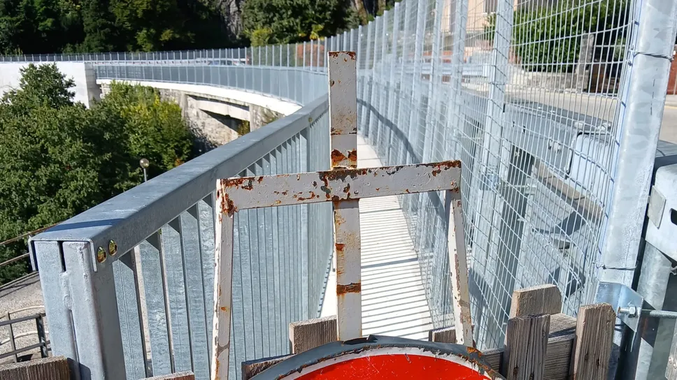 Il marciapiede lato lago “vietato” ai passeggini