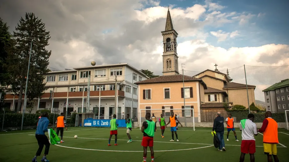 Il campetto è situato di fronte all’oratorio e a pochi passi dalla chiesa, confina lungo i lati con alcune case