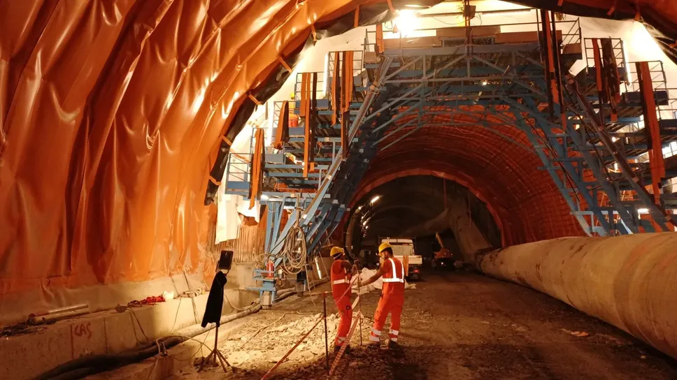Nella galleria Comacina in corso i lavori per i rivestimenti definitivi delle pareti già scavate Nella galleria Comacina in corso i lavori per i rivestimenti definitivi delle pareti già scavate