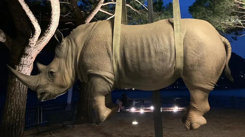 “Il peso del tempo sospeso - Rhino” sul lungolago di Cernobbio
