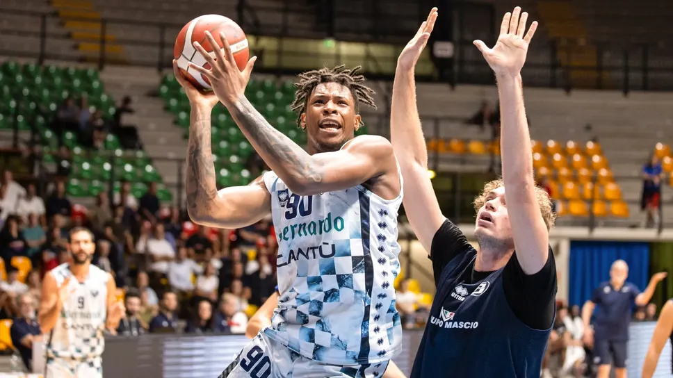 Leonardo Okeke in azione  durante la preparazione di Cantù