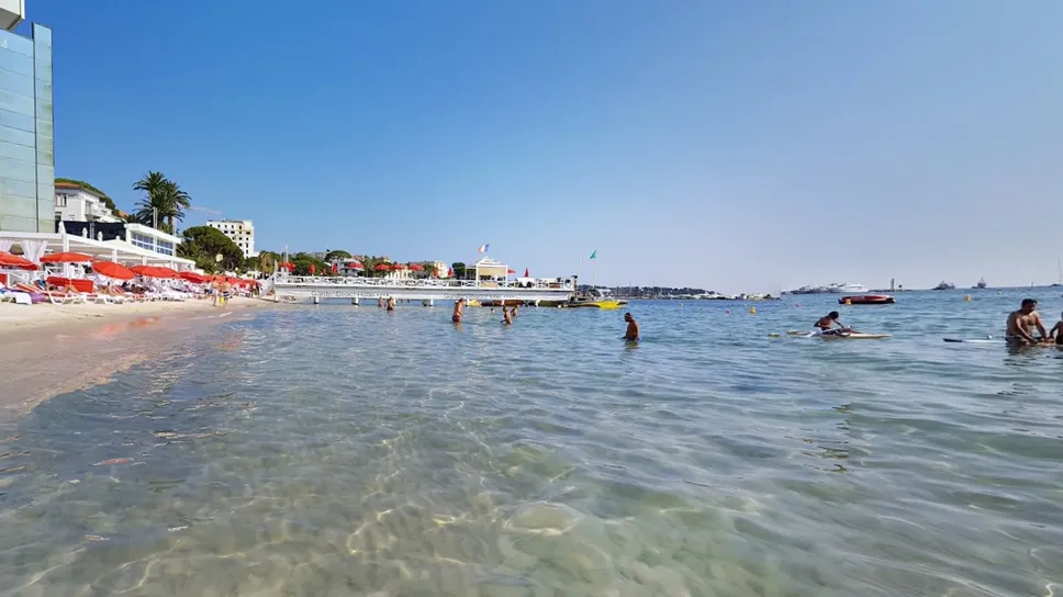 Una spiaggia in zona Juan Les Pins ad Antibes, luogo della morte dell’avvocato comasco Una spiaggia in zona Juan Les Pins ad Antibes, luogo della morte dell’avvocato comasco