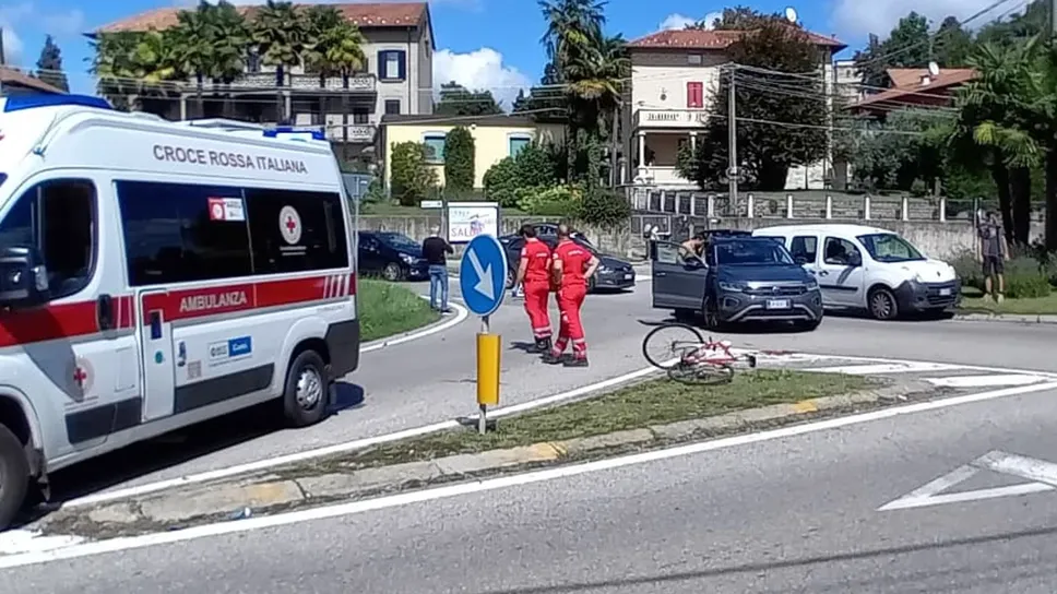 I soccorsi alla rotonda tra via Volta e via Monte Bianco I soccorsi alla rotonda tra via Volta e via Monte Bianco