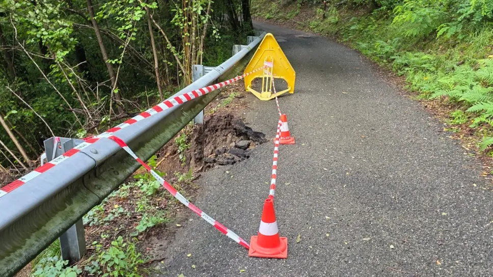 Cede la massicciata in via Santa Margerita dopo le piogge dei giorni scorsi Cede la massicciata in via Santa Margerita dopo le piogge dei giorni scorsi