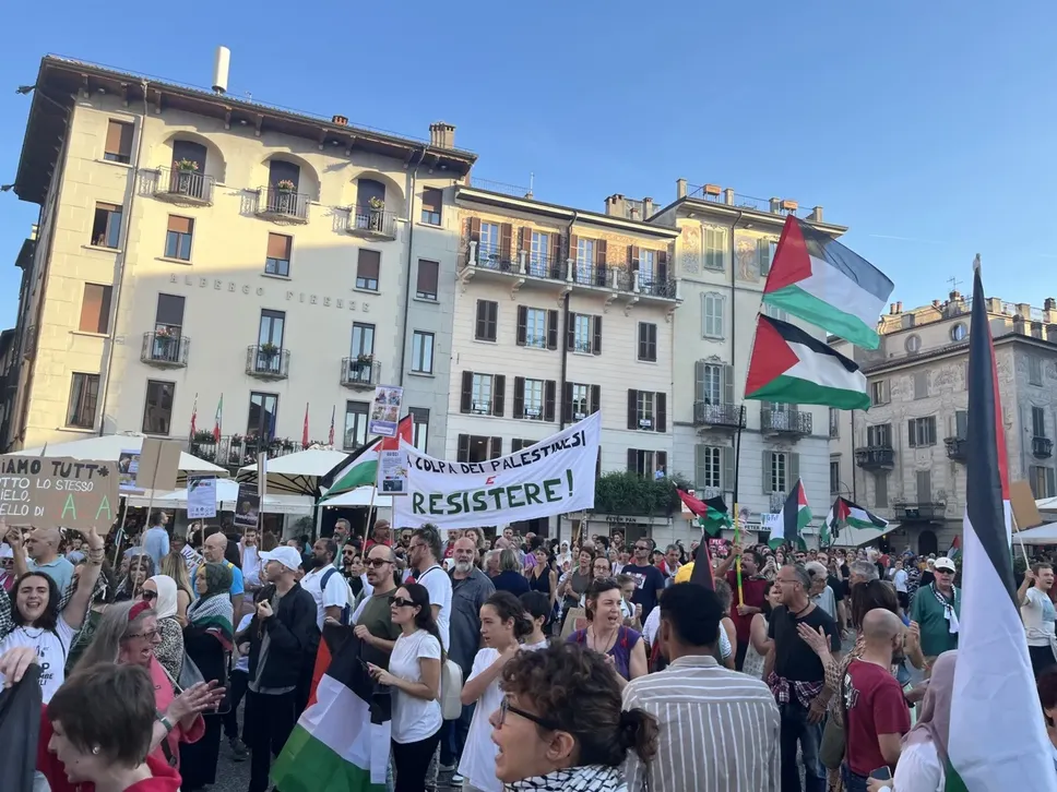 E in piazza Volta un intervento tra i turisti attoniti ai tavolini dei bar