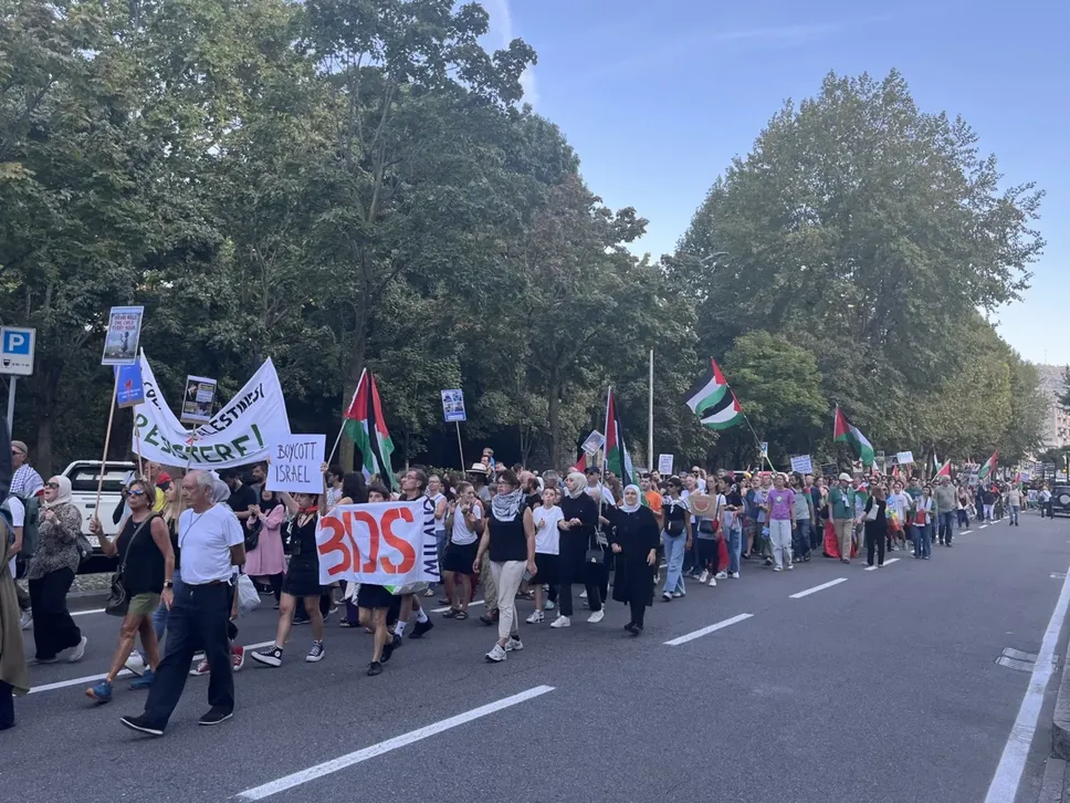 Traffico bloccato in viale Varese per consentire il passaggio del corteo