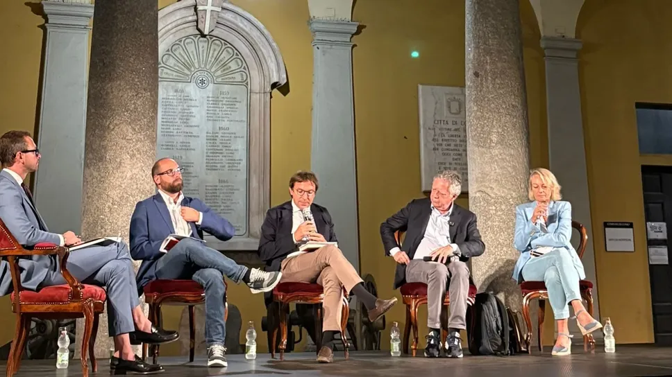 Da sinistra, Guido Lombardi, Andrea Carnì, Pasquale Addesso, Nando Dalla Chiesa, Alessandra Dolci nel cortile di Palazzo Cernezzi Da sinistra, Guido Lombardi, Andrea Carnì, Pasquale Addesso, Nando Dalla Chiesa, Alessandra Dolci nel cortile di Palazzo Cernezzi