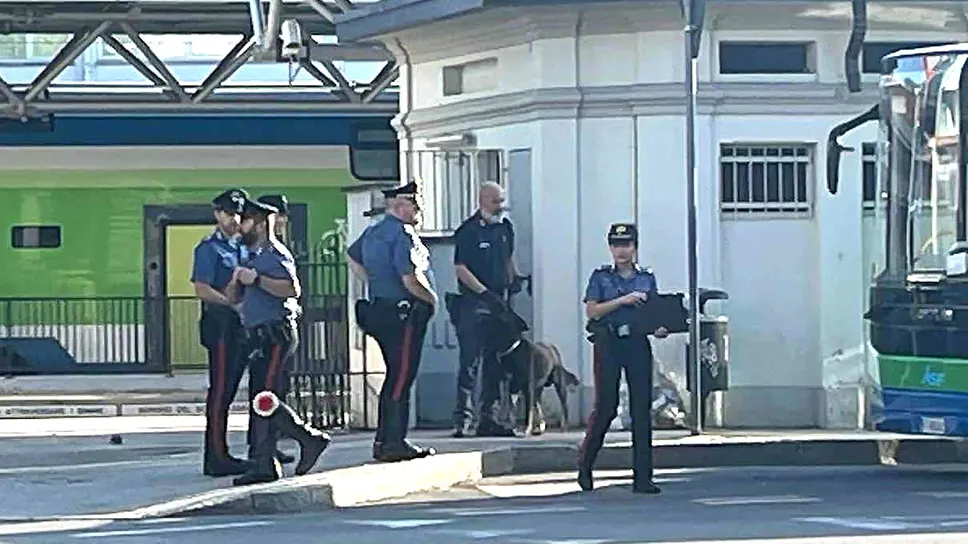 Le pattuglie dei militari in azione in piazza Padania e nei pressi della stazione ferroviaria (Bartesaghi) Le pattuglie dei militari in azione in piazza Padania e nei pressi della stazione ferroviaria (Bartesaghi)
