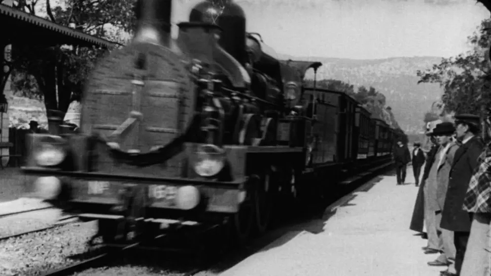 “L’arrivo di un treno alla stazione La Ciotat” girato dai Lumière (1896) “L’arrivo di un treno alla stazione La Ciotat” girato dai Lumière (1896)