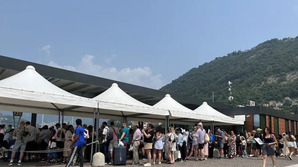 Uno dei segni dell’overtourism in città: le lunghissime code alla biglietteria della Navigazione, sul lungolago Uno dei segni dell’overtourism in città: le lunghissime code alla biglietteria della Navigazione, sul lungolago