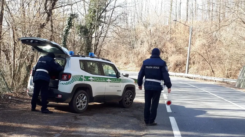 Un posto di controllo della Polizia locale a Cadorago Un posto di controllo della Polizia locale a Cadorago