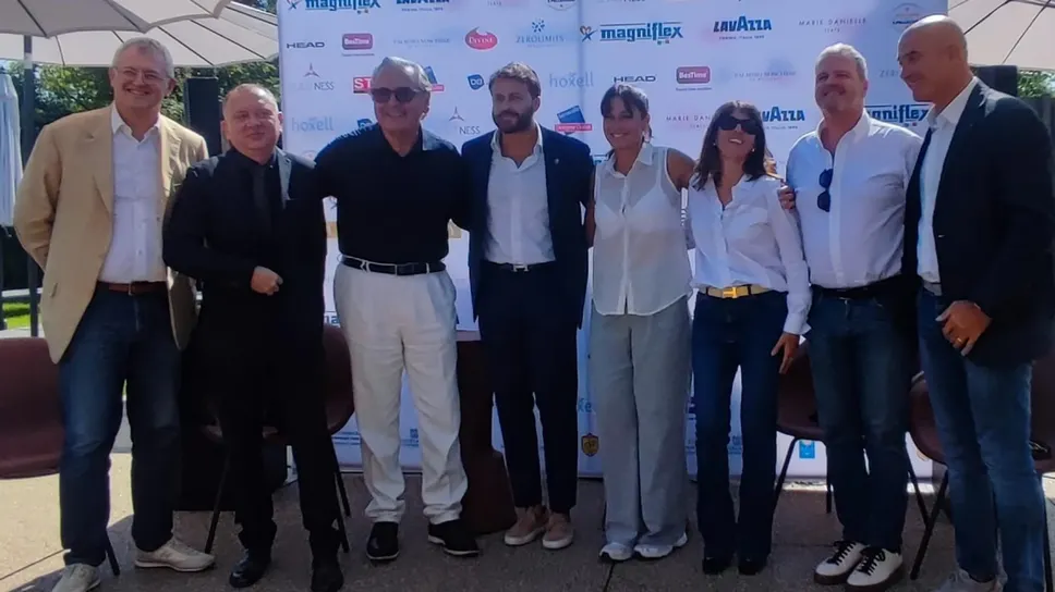 Da sinistra: Robert Webber, Palace Hotel e rappresentante Albergatori, Paolo Meroni di Istituto Marangoni, Palmiro Noschese, ideatore dell’evento, Roberto Parolini, The Padel Resort, Deborah Garlando, Ceo Mhr, Laura Parolini, The Padel Resort, Paolo Garlando e Antimo Russo di Blu Vacanze. Da sinistra: Robert Webber, Palace Hotel e rappresentante Albergatori, Paolo Meroni di Istituto Marangoni, Palmiro Noschese, ideatore dell’evento, Roberto Parolini, The Padel Resort, Deborah Garlando, Ceo Mhr, Laura Parolini, The Padel Resort, Paolo Garlando e Antimo Russo di Blu Vacanze.