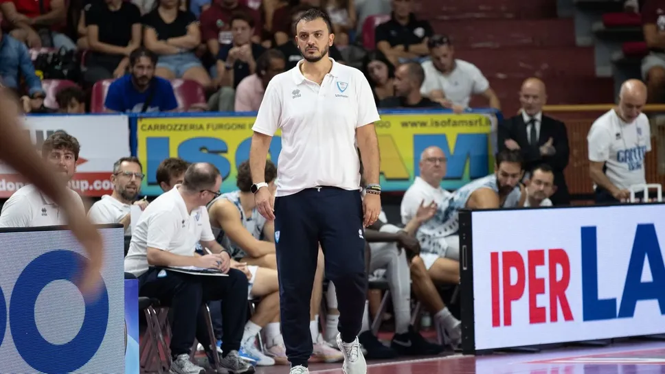 Il tecnico Nicola Brienza davanti alla panchina del Taliercio