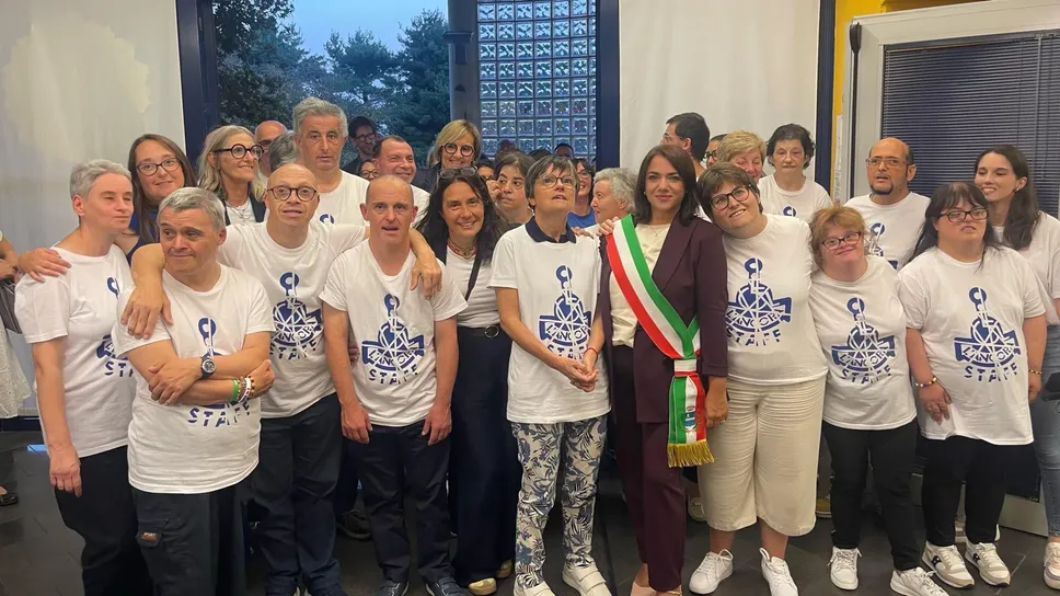 I ragazzi de L’Ancora con il ministro Alessandra Locatelli, il sindaco di Lurate Caccivio Serena Arrighi
