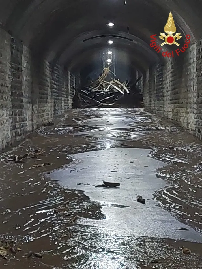 Maltempo, Via Regina, bloccato il sottopasso ferroviario Maltempo, Via Regina, bloccato il sottopasso ferroviario