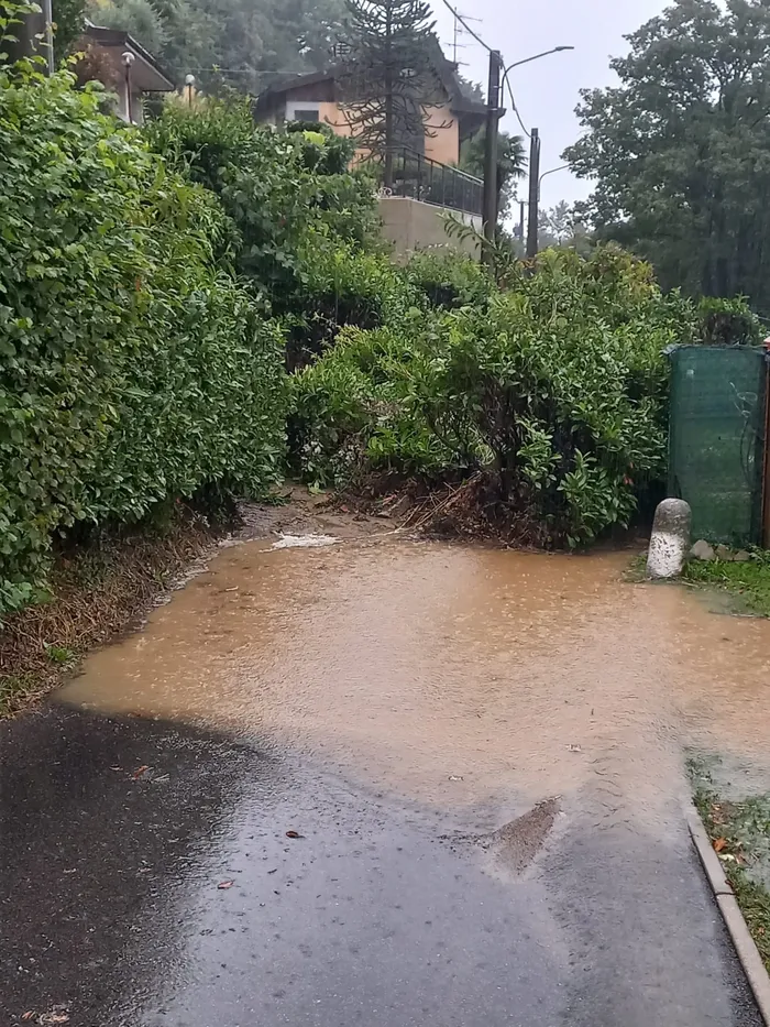 Sp 37 civiglio - strada chiusa per smottamento terreno da proprietà privata
