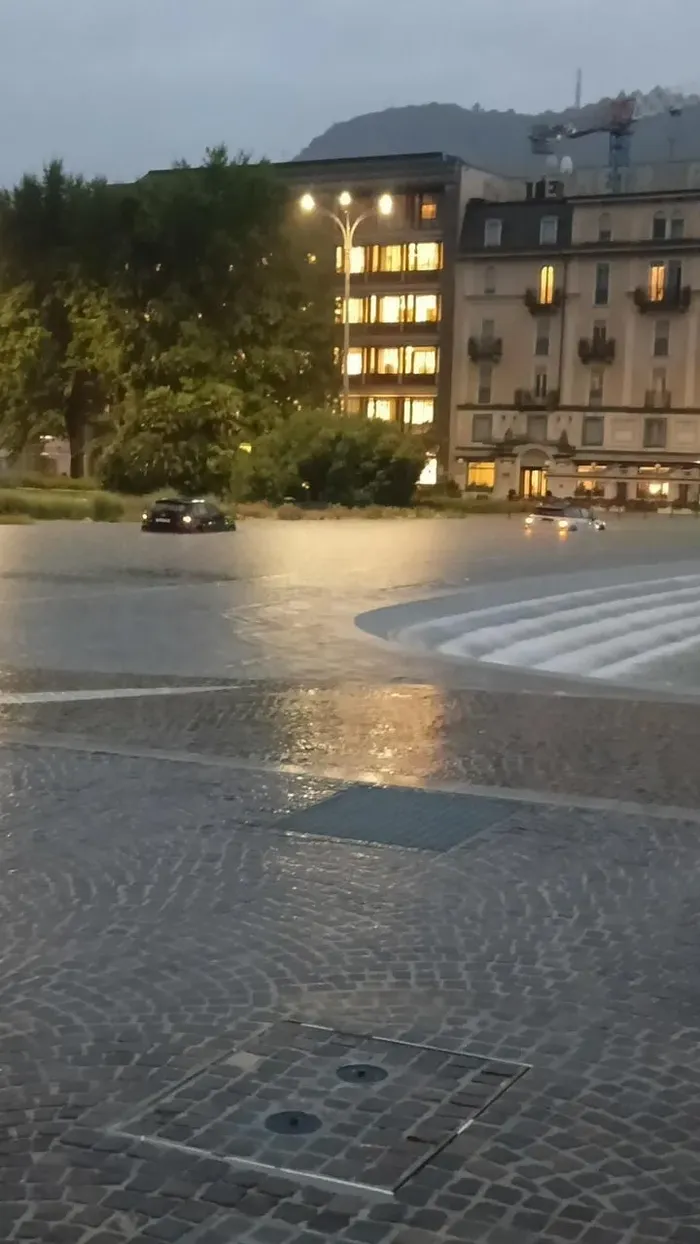 Maltempo, sul lungolago auto completamente sommerse