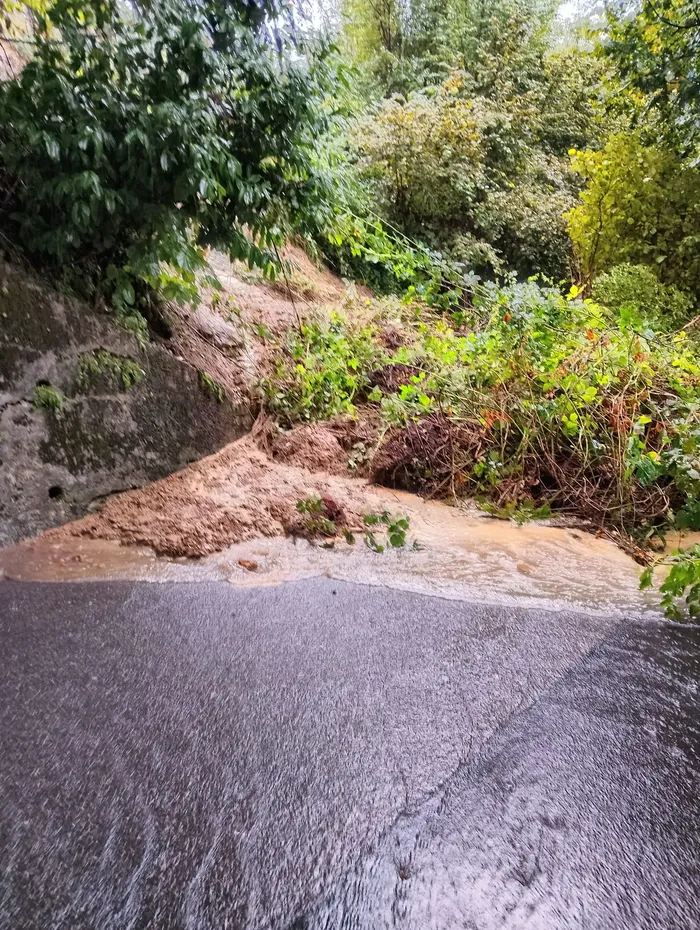 Brunate MALTEMPO- paese isolato, via per Como è chiusa causa frana altezza civico 48 Comune raccomanda di non muoversi con nessun veicolo. Nemmeno da Civiglio si arriva a Brunate per chiusura strada causa altra frana in via Ghislanzoni Brunate MALTEMPO- paese isolato, via per Como è chiusa causa frana altezza civico 48 Comune raccomanda di non muoversi con nessun veicolo. Nemmeno da Civiglio si arriva a Brunate per chiusura strada causa altra frana in via Ghislanzoni