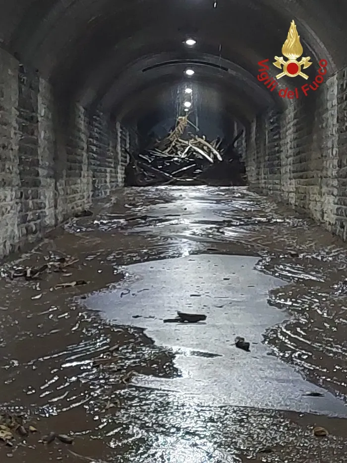 Maltempo, Via Regina, bloccato il sottopasso ferroviario Maltempo, Via Regina, bloccato il sottopasso ferroviario