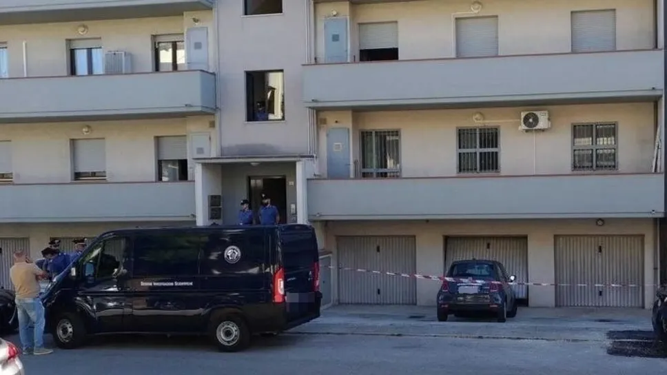 La palazzina di Loreto dove si trova il garage in cui è stata rinvenuta la vittima dell’omicidio