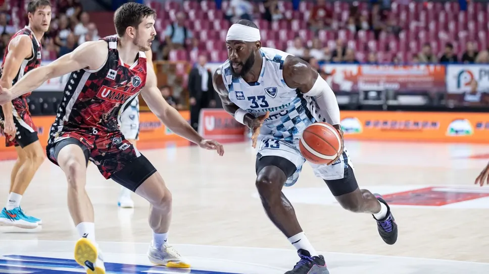 Ife Ajayi contrastato dall’ex Stefan Nikolic nell’amichevole di Cantù contro la Reyer Venezia Ife Ajayi contrastato dall’ex Stefan Nikolic nell’amichevole di Cantù contro la Reyer Venezia