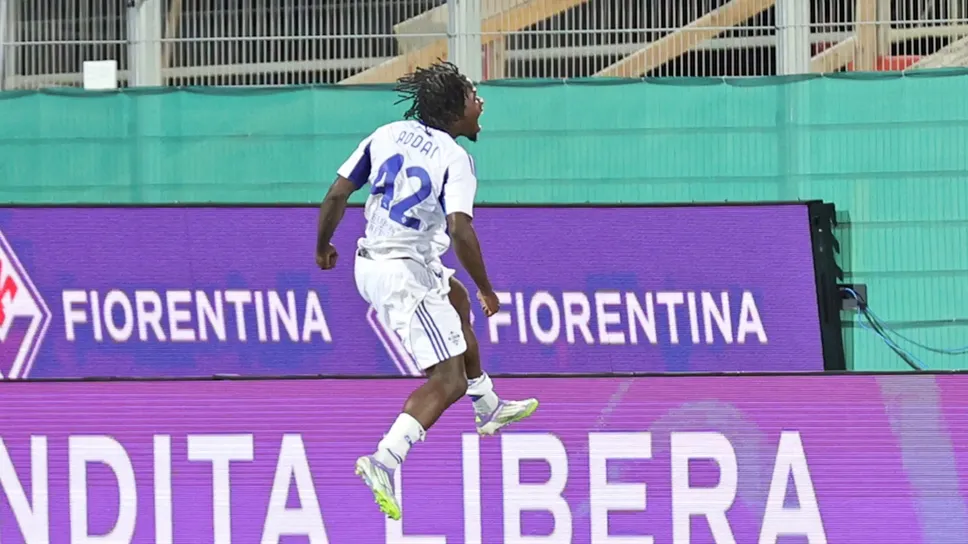 L’esultanza rabbiosa di Jayden Addai,  classe 2005, dopo la rete decisiva segnata in casa della Fiorentina