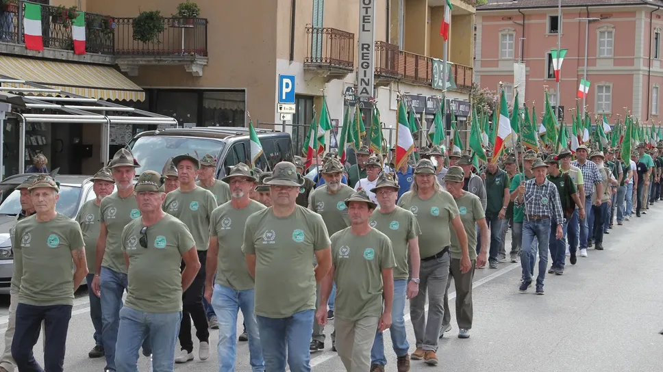 Un momento della sfilata nelle vie del paese: hanno partecipato centinaia di alpini  (Selva)