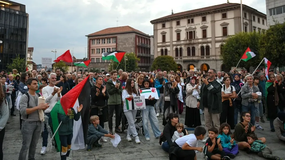 Piazza Garibaldi gremita di persone per il presidio sulla Palestina