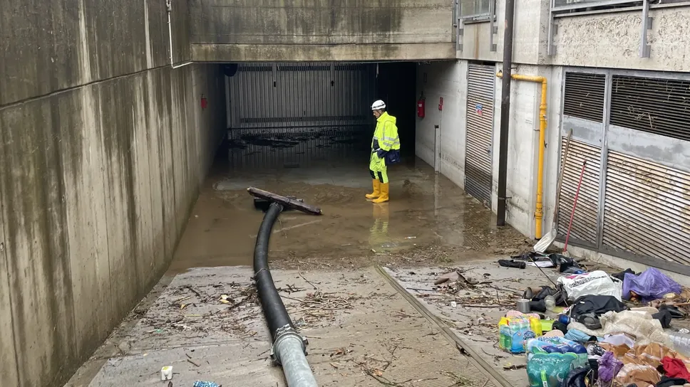 Il giorno dopo l’alluvione si cerca di svuotare i garage e gli scantinati, sommersi dall’eccezionale ondata di maltempo