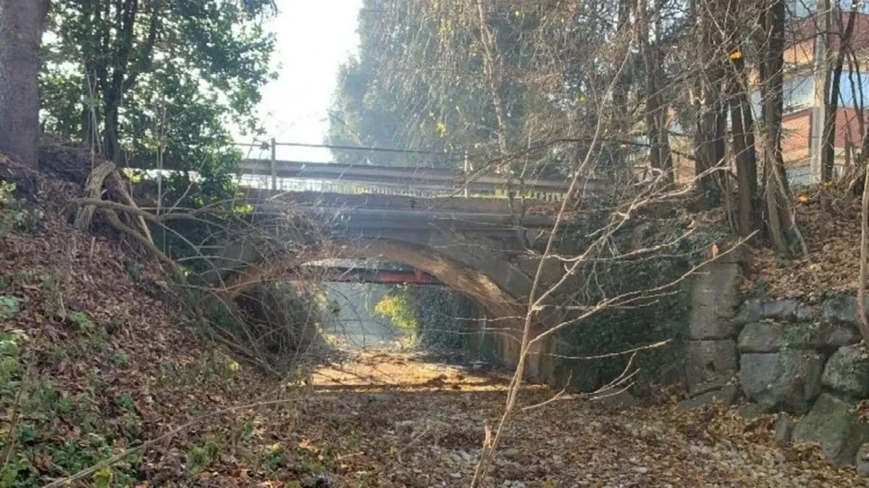 Il ponte che scavalca il Terrò in via Matteotti, alle porte del centro di Mariano, è in pessime condizioni