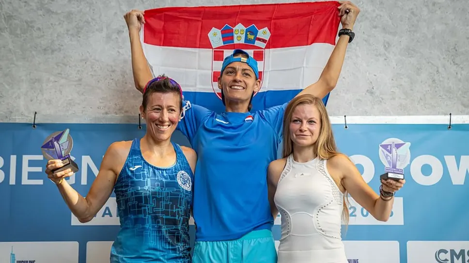 Valentina Belotti (a sinistra) sul podio della gara di Varsavia