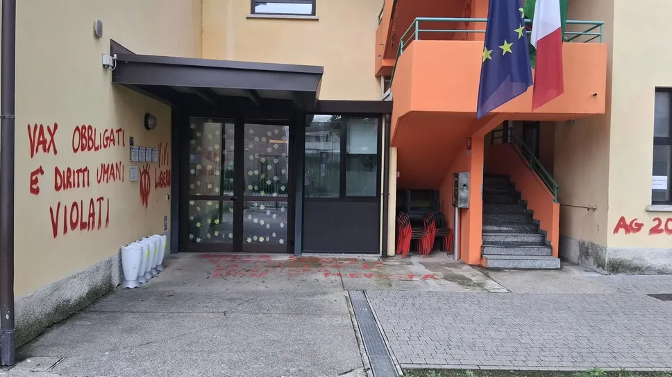 Le scritte sui muri e sull’uscio davanti all’ingresso della primaria