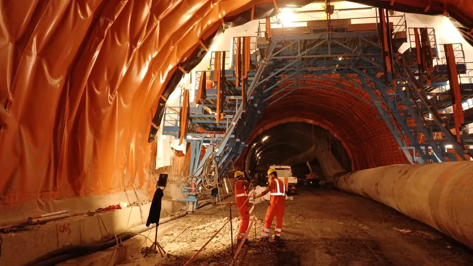 All’interno della galleria a Colonno si lavora anche per il rivestimento definitivo