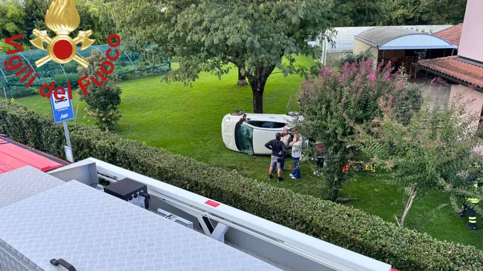 La macchina finita  nel giardino