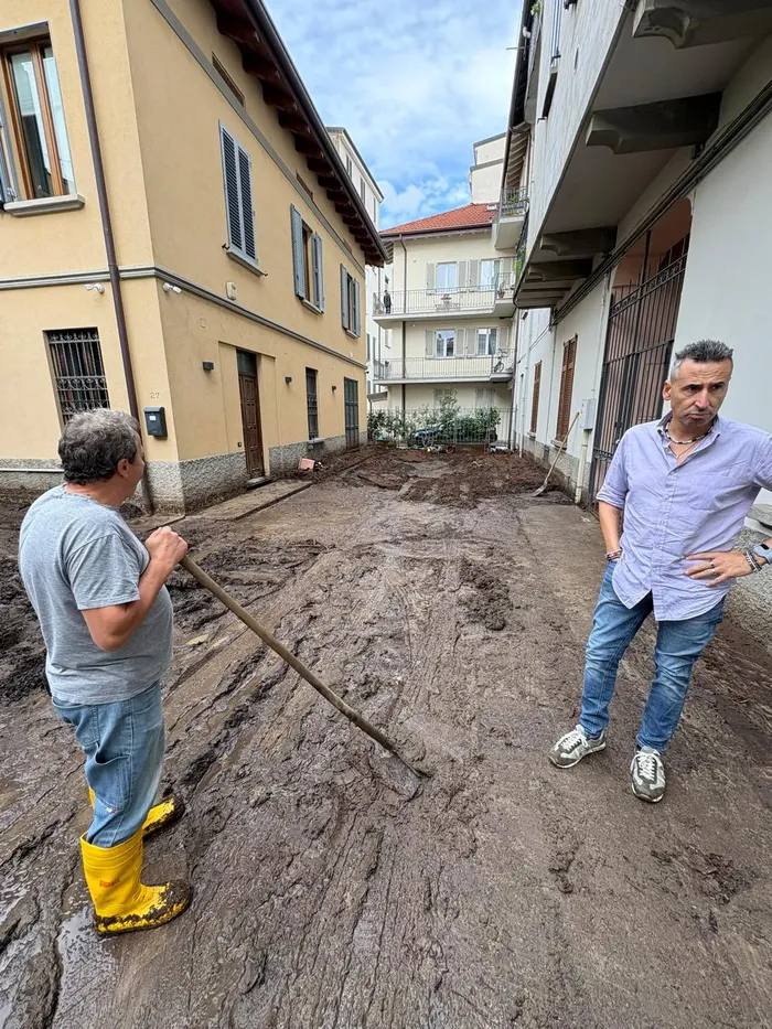 Riccardo Pippi coordina i lavori di pulizia di un cortile invaso dal fango