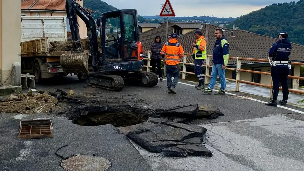 Il cedimento della sede stradale a Garzola, dovuto all’erosione determinata dall’acqua nel sottosuolo